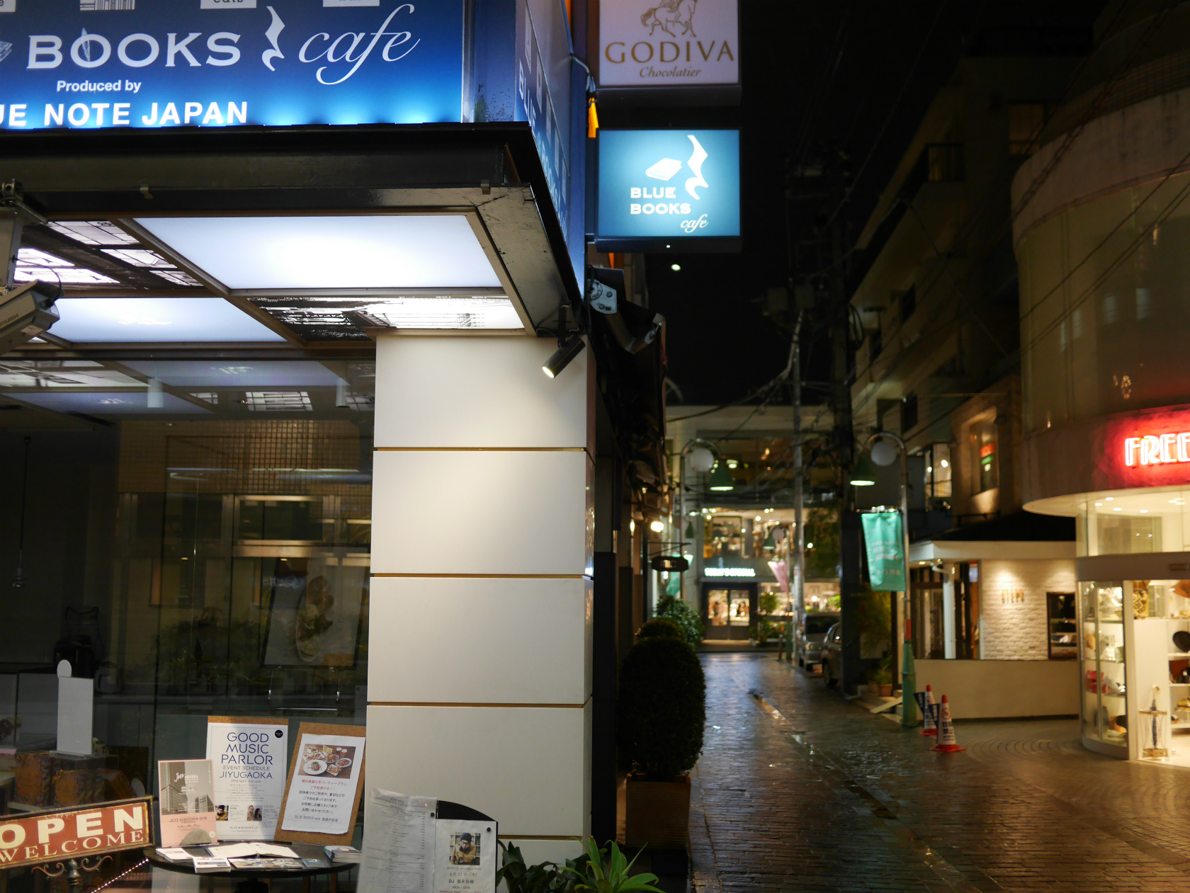 ブルーブックスカフェ 自由が丘店 BLUE BOOKS cafe JIYUGAOKA>